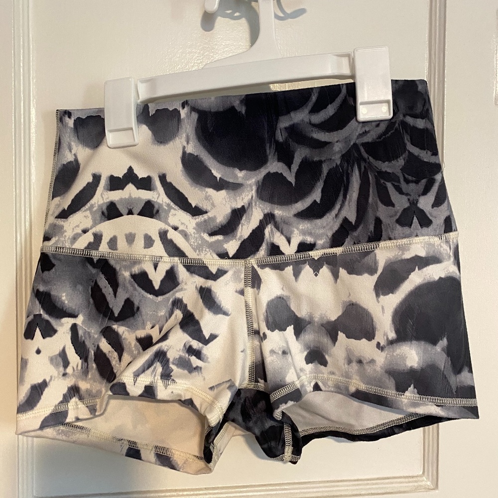 Lululemon high waisted boogie shorts 2.5”